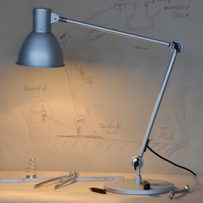 Desk lamp with tablefoot silver